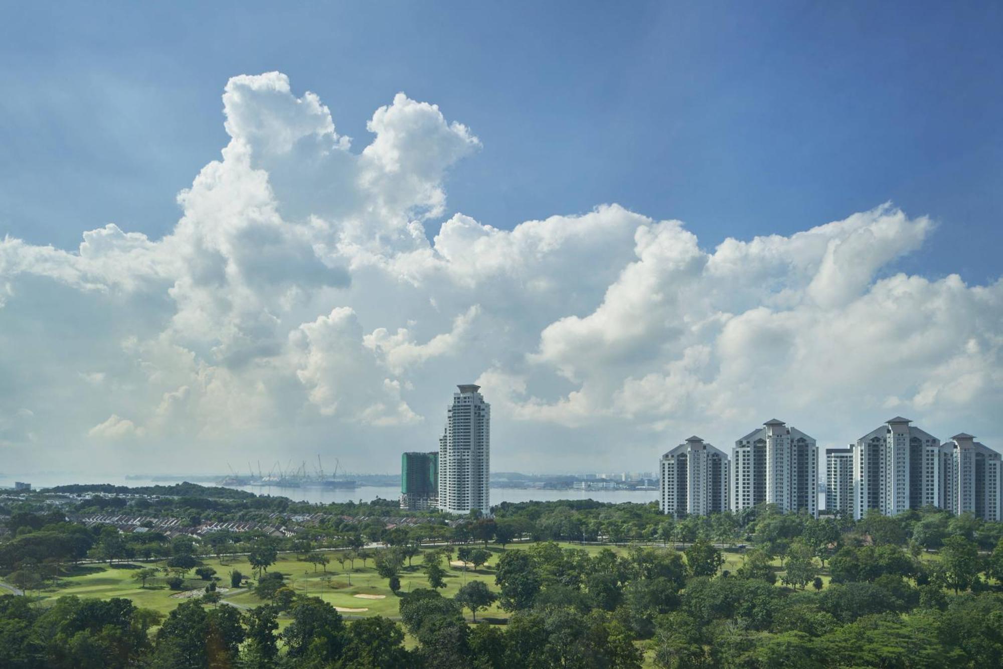 Renaissance Johor Bahru Hotel Exterior foto View of the residential area