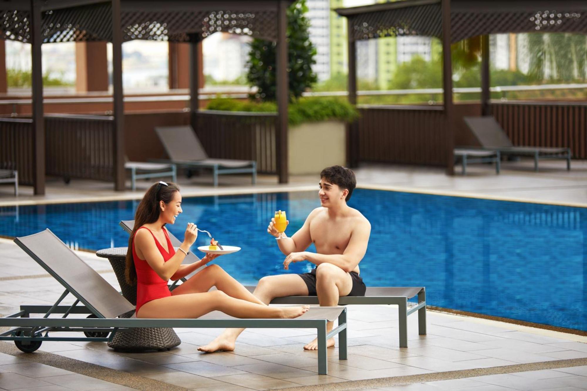 Renaissance Johor Bahru Hotel Exterior foto The swimming pool at the hotel