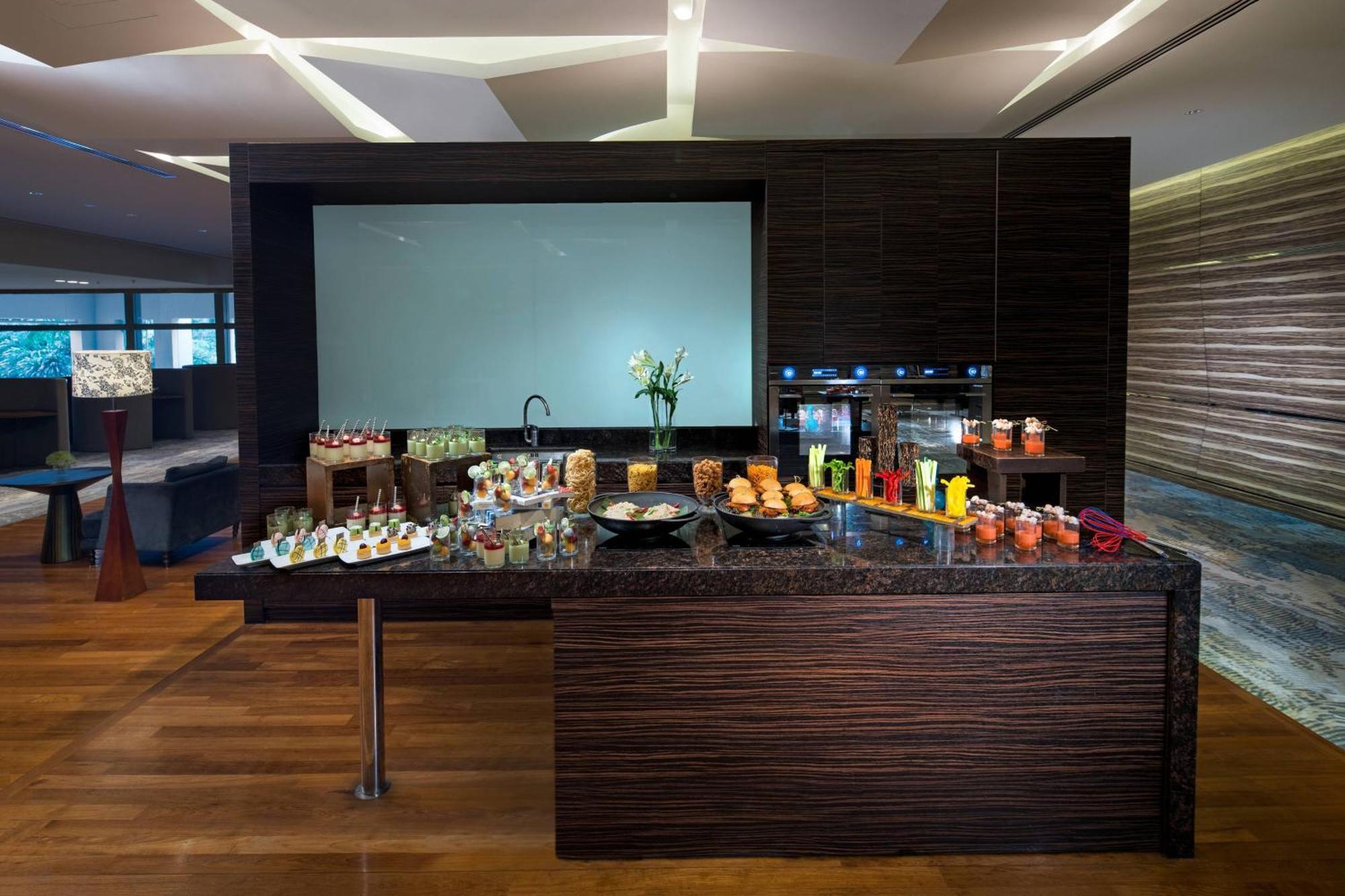 Renaissance Johor Bahru Hotel Exterior foto The buffet at the lounge