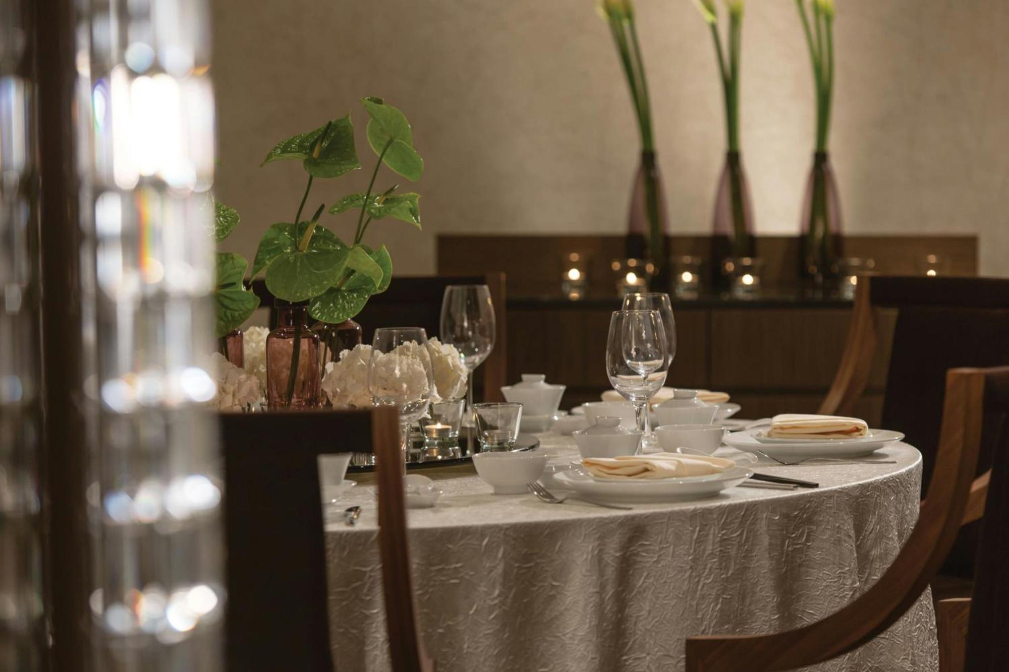 Renaissance Johor Bahru Hotel Exterior foto A table set for dinner