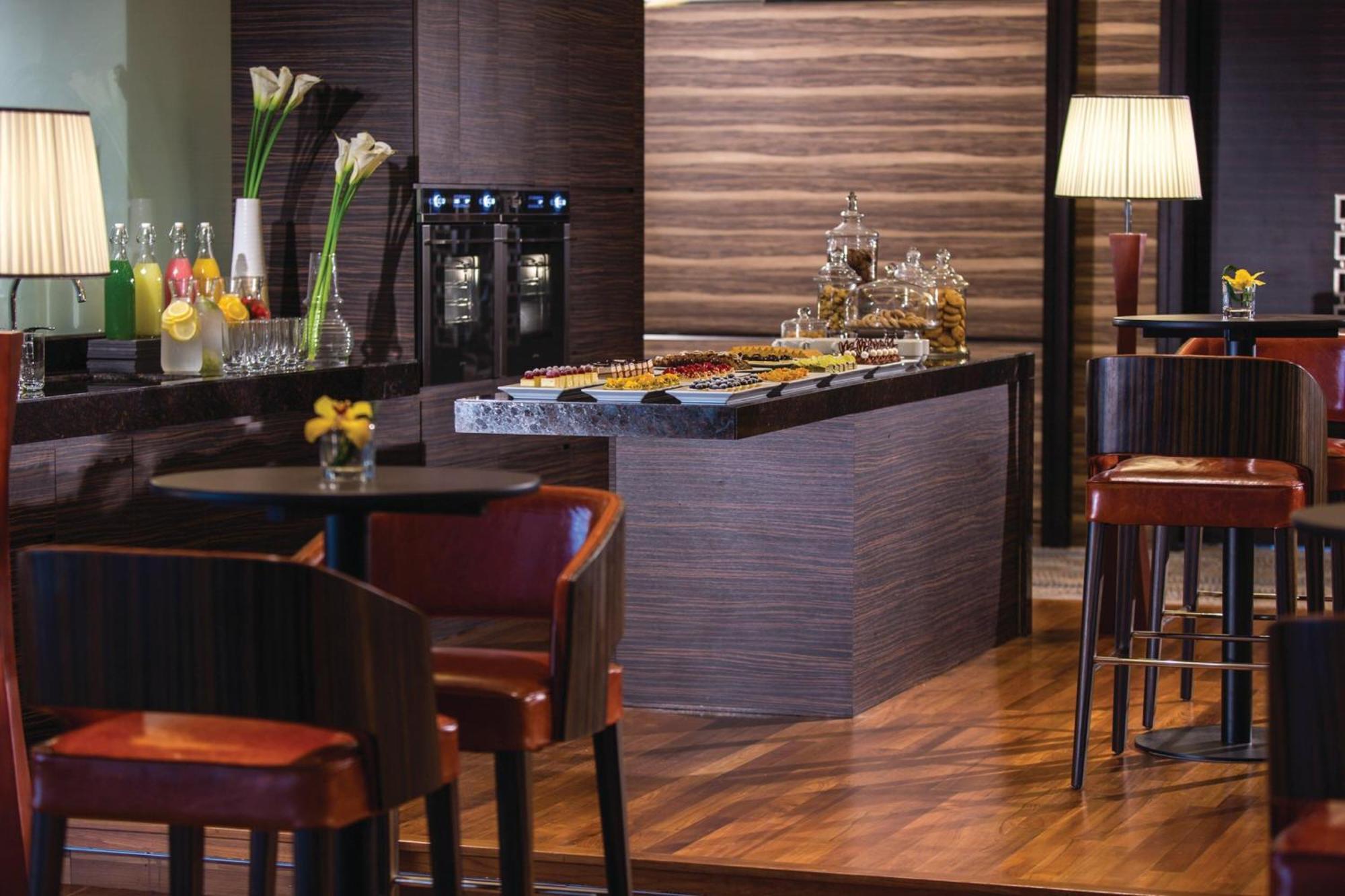 Renaissance Johor Bahru Hotel Exterior foto The Club lounge at Hong Kong International Airport