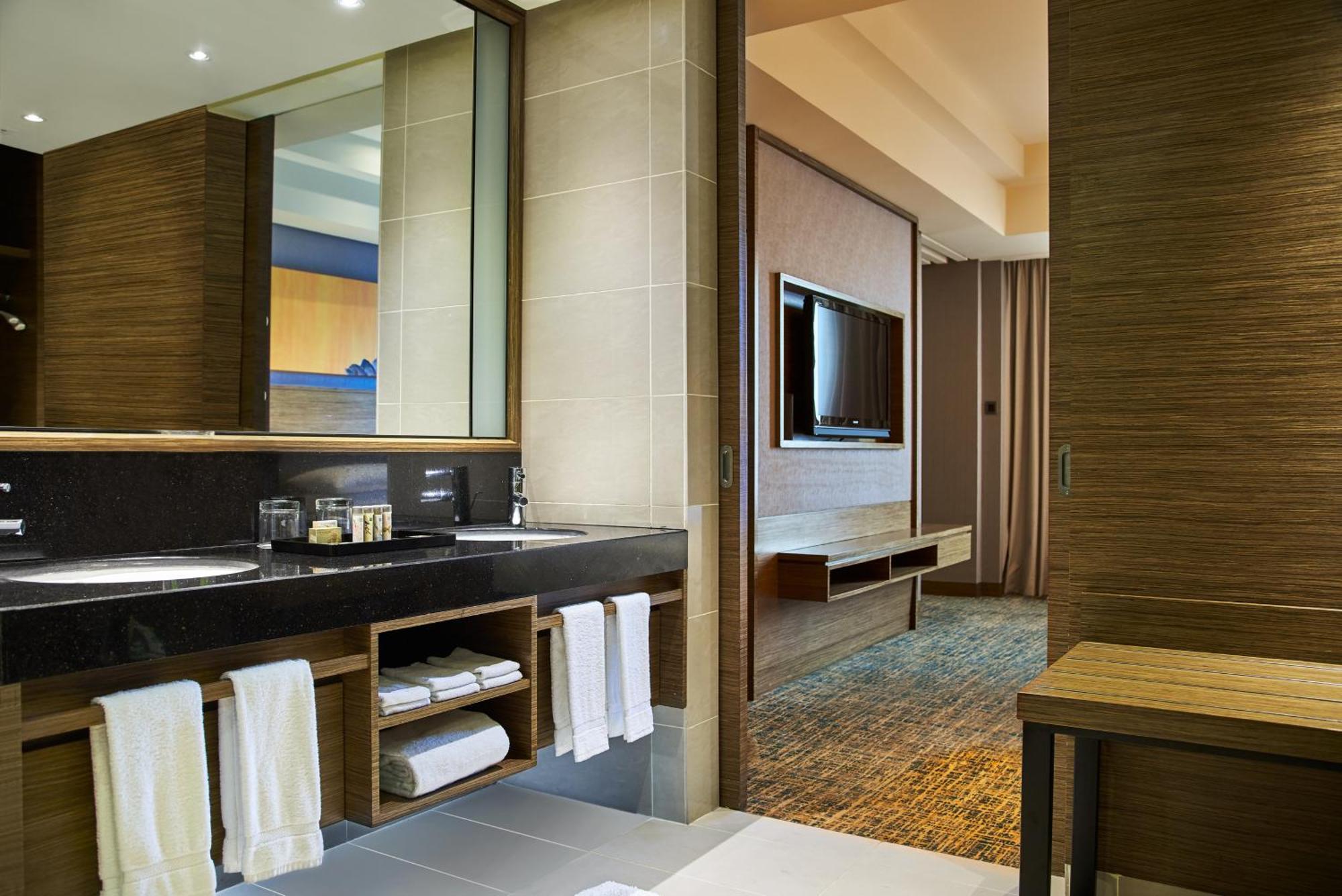 Renaissance Johor Bahru Hotel Exterior foto A bathroom at the hotel