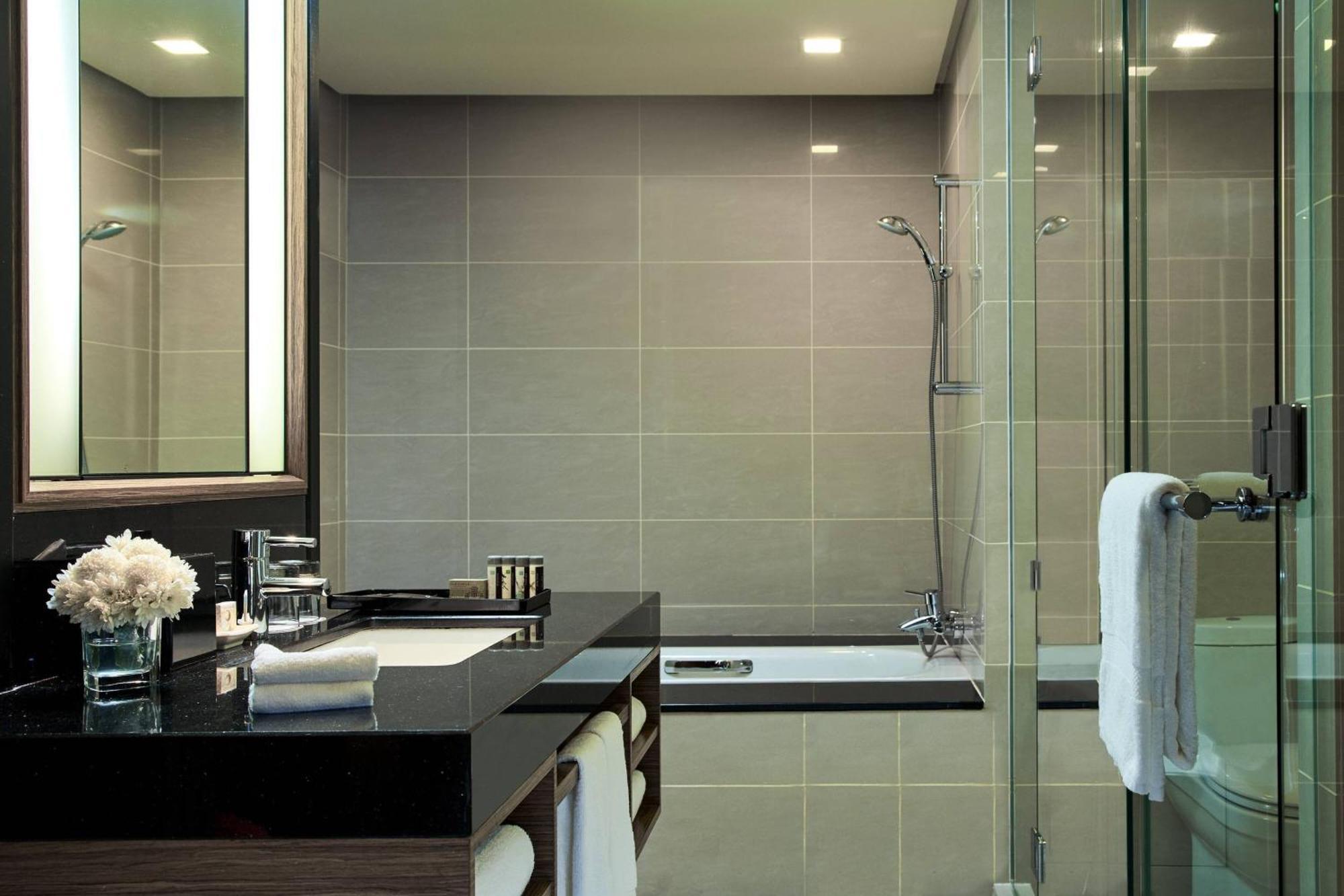 Renaissance Johor Bahru Hotel Exterior foto Bathroom